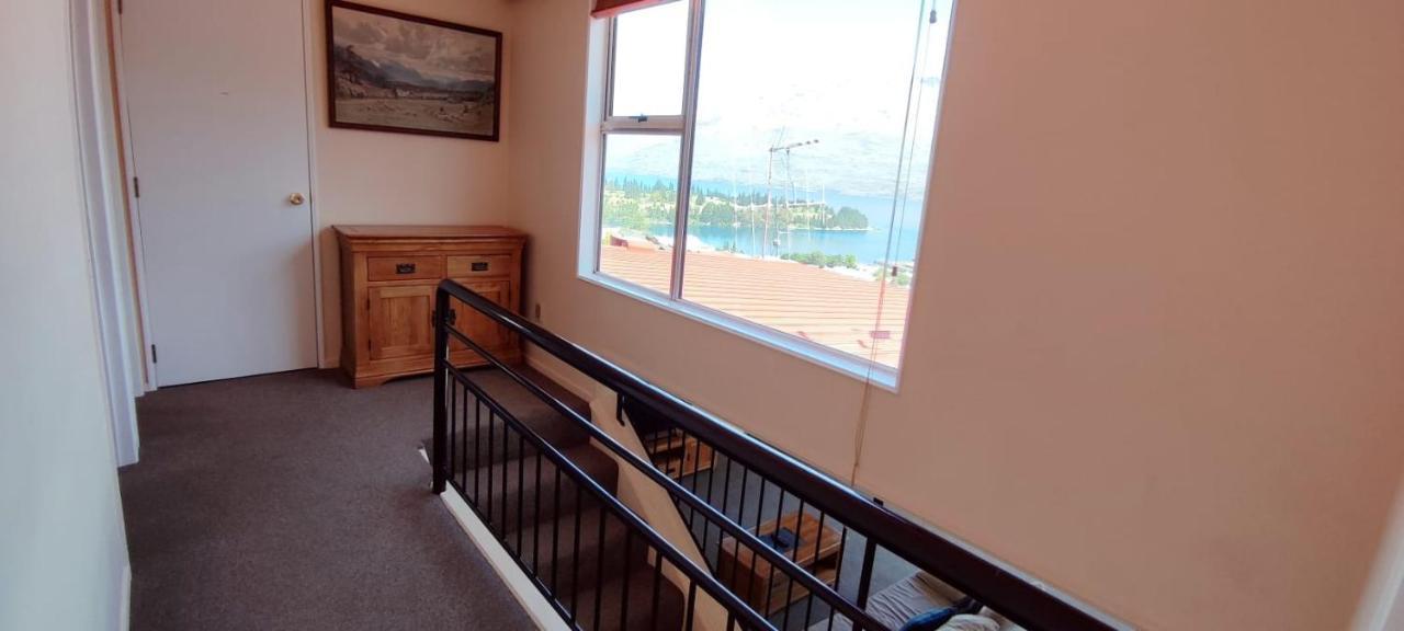 Spacious Home With Awesome Lake Views クイーンズタウン エクステリア 写真