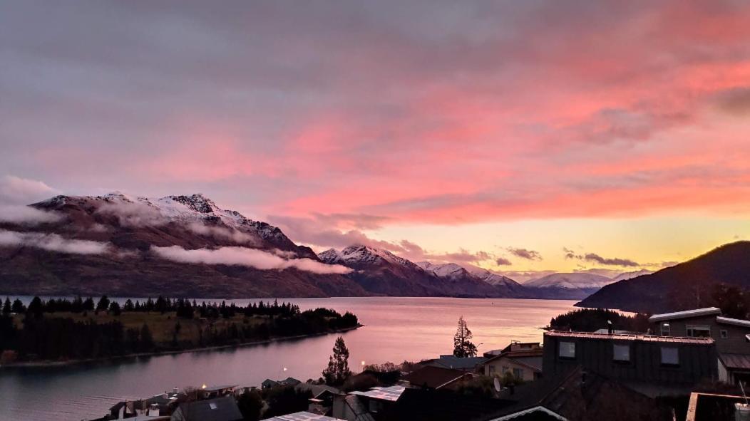 Spacious Home With Awesome Lake Views クイーンズタウン エクステリア 写真